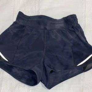 Lululemon highrise 2.5” hottie hot Diamond dye Graphite grey size 4. Rare color